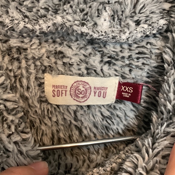 Fuzzy turtle neck sweater - Picture 4 of 5